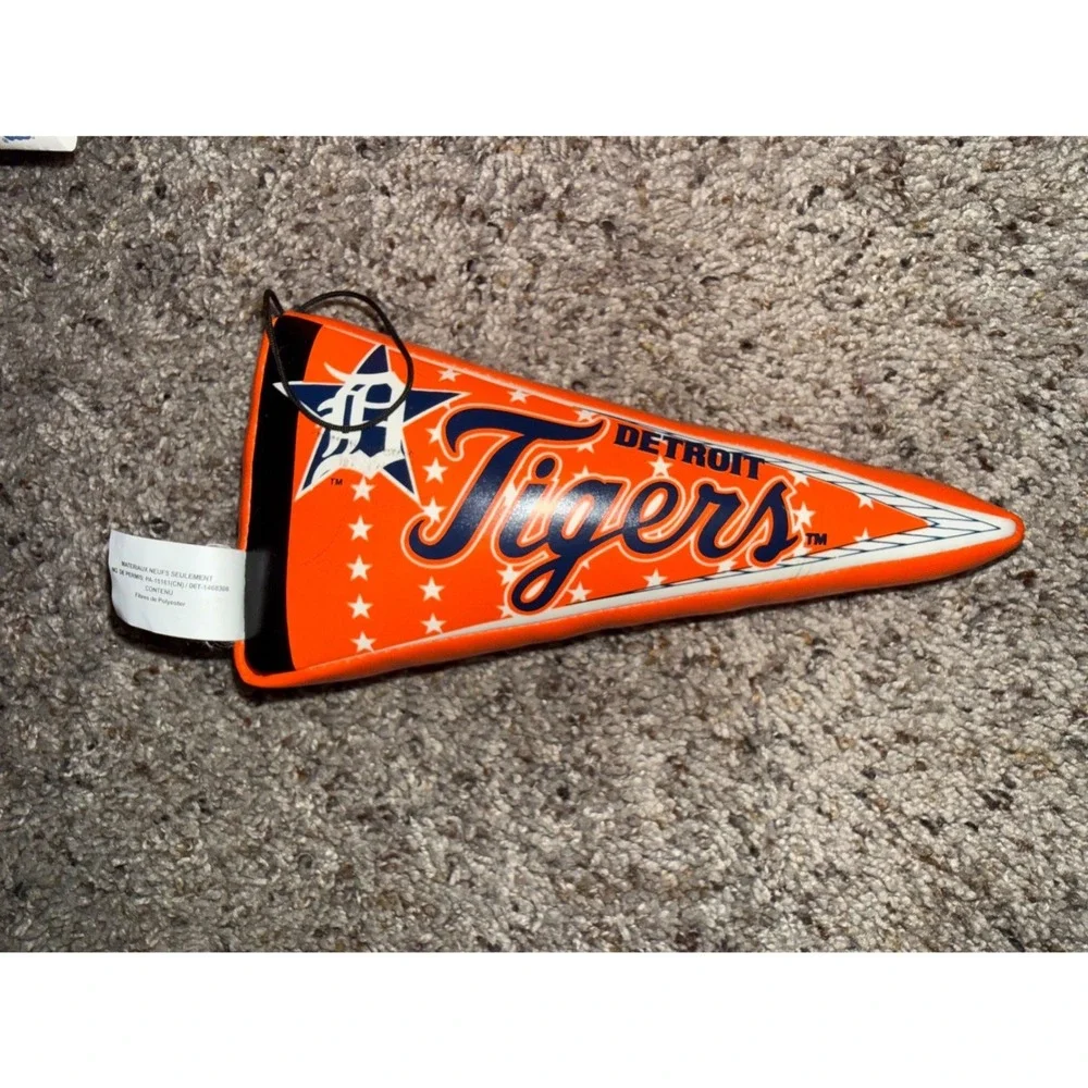 Vintage 2003‎ Detroit Tigers soft Baseball Glove & Pennant plush wall decor